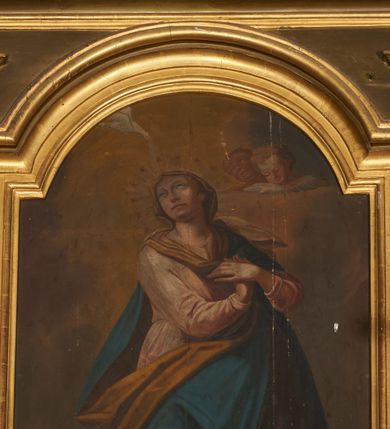 Zdjęcie nr 3: Obraz w formie stojącego prostokąta zamkniętego łukiem półkolistym nadwieszonym. W centrum kompozycji przedstawienie Matki Boskiej Niepokalanie Poczętej, ukazanej w całej postaci, frontalnie, z uniesioną głową skierowaną w prawo, stojącej w kontrapoście, z ugiętą prawą nogą, obie ręce ma skrzyżowane na piersi. Maria stoi na globie i sierpie księżyca, oplecionym przez węża. Twarz ma owalną, z migdałowatymi oczami skierowanymi w górę, prostym nosie i pełnych ustach. Wokół głowy nimb promienisty i gwieździsty. Ubrana jest w różową suknię, przepasaną w talii, niebieski płaszcz z żółtą podszewką zarzucony diagonalnie na lewe ramię i otaczający postać, na głowie ma jasnobrązowy welon opadający na ramiona i zawinięty wokół szyi. Nad Marią nadlatująca gołębica Ducha Świętego, z której dzioba pada wiązka światła na głowę Matki Boskiej. W prawym górnym rogu obrazu dwie uskrzydlone główki anielskie. Postać ukazana na tle żółto-brązowego, zachmurzonego nieba, rozświetlonego wokół głowy Marii.

