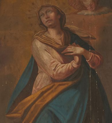 Zdjęcie nr 1: Obraz w formie stojącego prostokąta zamkniętego łukiem półkolistym nadwieszonym. W centrum kompozycji przedstawienie Matki Boskiej Niepokalanie Poczętej, ukazanej w całej postaci, frontalnie, z uniesioną głową skierowaną w prawo, stojącej w kontrapoście, z ugiętą prawą nogą, obie ręce ma skrzyżowane na piersi. Maria stoi na globie i sierpie księżyca, oplecionym przez węża. Twarz ma owalną, z migdałowatymi oczami skierowanymi w górę, prostym nosie i pełnych ustach. Wokół głowy nimb promienisty i gwieździsty. Ubrana jest w różową suknię, przepasaną w talii, niebieski płaszcz z żółtą podszewką zarzucony diagonalnie na lewe ramię i otaczający postać, na głowie ma jasnobrązowy welon opadający na ramiona i zawinięty wokół szyi. Nad Marią nadlatująca gołębica Ducha Świętego, z której dzioba pada wiązka światła na głowę Matki Boskiej. W prawym górnym rogu obrazu dwie uskrzydlone główki anielskie. Postać ukazana na tle żółto-brązowego, zachmurzonego nieba, rozświetlonego wokół głowy Marii.

