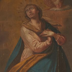 Zdjęcie nr 1: Obraz w formie stojącego prostokąta zamkniętego łukiem półkolistym nadwieszonym. W centrum kompozycji przedstawienie Matki Boskiej Niepokalanie Poczętej, ukazanej w całej postaci, frontalnie, z uniesioną głową skierowaną w prawo, stojącej w kontrapoście, z ugiętą prawą nogą, obie ręce ma skrzyżowane na piersi. Maria stoi na globie i sierpie księżyca, oplecionym przez węża. Twarz ma owalną, z migdałowatymi oczami skierowanymi w górę, prostym nosie i pełnych ustach. Wokół głowy nimb promienisty i gwieździsty. Ubrana jest w różową suknię, przepasaną w talii, niebieski płaszcz z żółtą podszewką zarzucony diagonalnie na lewe ramię i otaczający postać, na głowie ma jasnobrązowy welon opadający na ramiona i zawinięty wokół szyi. Nad Marią nadlatująca gołębica Ducha Świętego, z której dzioba pada wiązka światła na głowę Matki Boskiej. W prawym górnym rogu obrazu dwie uskrzydlone główki anielskie. Postać ukazana na tle żółto-brązowego, zachmurzonego nieba, rozświetlonego wokół głowy Marii.

