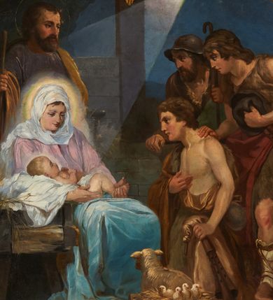 Zdjęcie nr 1: Obraz w formie leżącego prostokąta o ściętych narożach. Po lewej stronie kompozycji siedząca Maria zwrócona w trzech czwartych w lewo, trzyma na kolanach Dzieciątko, za nią stoi św. Józef. Maria ubrana jest w jasnoróżową suknię, błękitny płaszcz zarzucony na kolana oraz biały welon zawinięty wokół głowy i szyi. Dzieciątko w pozycji leżącej, owinięte białą pieluszką. Obok Marii stoi żłób, za nim widoczna głowa wołu. Józef ukazany w pozycji stojącej, w prawej ręce trzyma laskę. Ubrany jest w fioletową tunikę oraz żółty płaszcz zarzucony na ramiona. W prawej części obrazu przedstawieni trzej pasterze. Pierwszy ukazany jako młodzieniec, klęczy przed Marią, prawą dłoń kładzie na piersi, w lewej trzyma flety. Ubrany jest w brązowy płaszcz podbity futrem zawieszony na prawem ramieniu i opadający na nogi, odsłaniający tors i lewą rękę. Za nim stoi kolejny pasterz ukazany jako młody mężczyzna, prawą dłoń kładzie na ramieniu pierwszego, lewą przyciska do piersi kapelusz. Ubrany jest w tunikę z futra oraz czerwony płaszcz przewiązany przez biodra, przy boku ma przywiązane flety, na nogach wysokie buty. Obok niego stoi pochylony pasterz ukazany jako dojrzały mężczyzna. Ubrany jest w brązową tunikę, na głowie ma kapelusz. Na pierwszym planie leżący tyłem baranek oraz kosz z pisklętami. Scena usytuowana w szopce, w tle rozgwieżdżone niebo, z jednej gwiazdy pada wiązka światła na Marię i Dzieciątko. Obraz ujęty dekorowaną ornamentem roślinnym, złoconą ramą.
