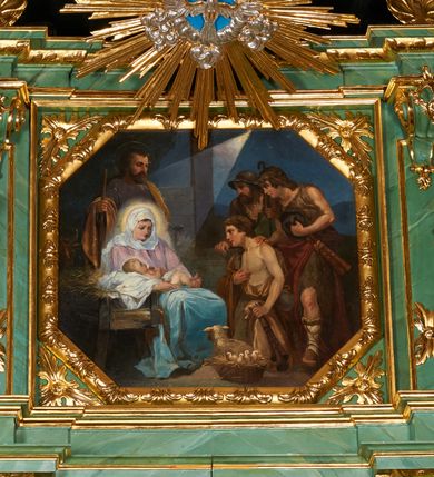 Zdjęcie nr 2: Obraz w formie leżącego prostokąta o ściętych narożach. Po lewej stronie kompozycji siedząca Maria zwrócona w trzech czwartych w lewo, trzyma na kolanach Dzieciątko, za nią stoi św. Józef. Maria ubrana jest w jasnoróżową suknię, błękitny płaszcz zarzucony na kolana oraz biały welon zawinięty wokół głowy i szyi. Dzieciątko w pozycji leżącej, owinięte białą pieluszką. Obok Marii stoi żłób, za nim widoczna głowa wołu. Józef ukazany w pozycji stojącej, w prawej ręce trzyma laskę. Ubrany jest w fioletową tunikę oraz żółty płaszcz zarzucony na ramiona. W prawej części obrazu przedstawieni trzej pasterze. Pierwszy ukazany jako młodzieniec, klęczy przed Marią, prawą dłoń kładzie na piersi, w lewej trzyma flety. Ubrany jest w brązowy płaszcz podbity futrem zawieszony na prawem ramieniu i opadający na nogi, odsłaniający tors i lewą rękę. Za nim stoi kolejny pasterz ukazany jako młody mężczyzna, prawą dłoń kładzie na ramieniu pierwszego, lewą przyciska do piersi kapelusz. Ubrany jest w tunikę z futra oraz czerwony płaszcz przewiązany przez biodra, przy boku ma przywiązane flety, na nogach wysokie buty. Obok niego stoi pochylony pasterz ukazany jako dojrzały mężczyzna. Ubrany jest w brązową tunikę, na głowie ma kapelusz. Na pierwszym planie leżący tyłem baranek oraz kosz z pisklętami. Scena usytuowana w szopce, w tle rozgwieżdżone niebo, z jednej gwiazdy pada wiązka światła na Marię i Dzieciątko. Obraz ujęty dekorowaną ornamentem roślinnym, złoconą ramą.
