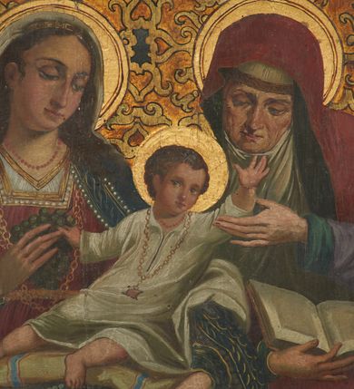 Zdjęcie nr 4: Obraz w formie stojącego prostokąta zamkniętego łukiem półkolistym nadwieszonym. Kompozycja wielofiguralna, jednoplanowa. Na ławie, obok siebie siedzą zwrócone frontalnie z głowami skierowanymi do centrum obrazu Maria, trzymająca na kolanach Dzieciątko oraz św. Anna. Maria po lewej stronie obrazu, lewą ręką obejmuje Dzieciątko, prawą podaje mu kiść winogron. Twarz ma owalną, o dużych, półprzymkniętych oczach, długim nosie i pełnych ustach, okoloną długimi, brązowymi włosami, opadającymi na ramiona. Maria ubrana jest w czerwoną suknię z prostokątnym dekoltem, przepasaną w talii oraz ciemnoniebieski płaszcz, zdobiony przy brzegu, narzucony na lewe ramię i kolana; na głowie ma biały welon opadający na ramiona. Anna siedzi po prawej stronie obrazu, prawą ręką przytrzymuje na kolanach otwartą księgę, lewą dotyka rączki Dzieciątka. Jej twarz ma starcze rysy, duże oczy skierowane w dół, prosty nos i wąskie usta. Ubrana jest w żółtą suknię, białą podwikę oraz czerwony płaszcz o zielonej podszewce, zarzucony na głowę, ramiona i kolana. Dzieciątko ukazane jest frontalnie, siedzi na poduszce, na kolanach Marii, przechylone diagonalnie w stronę Anny. Lewą rękę unosi do góry, prawą trzyma kiść winogron. Twarz ma owalną, o pełnych policzkach, okrągłych oczach, małym nosie i ustach, okoloną krótkimi, brązowymi włosami. Ubrane jest w luźną, białą tunikę, na szyi ma korale i medalion. Postacie ukazane na tle złoconego baldachimu z lambrekinem; jego zaplecek ujęty jest kręconymi kolumienkami i liśćmi akantu, jego tylna ścianka dekorowana jest roślinno-geometrycznym wzorem, z motywami stylizowanego ornamentu okuciowego. Złocone tło wypełnione dekoracją roślinną. Obraz w grubej, złoconej ramie dekorowanej płaskorzeźbionym akantem i rozetami.


