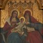 Zdjęcie nr 1: Obraz w formie stojącego prostokąta zamkniętego łukiem półkolistym nadwieszonym. Kompozycja wielofiguralna, jednoplanowa. Na ławie, obok siebie siedzą zwrócone frontalnie z głowami skierowanymi do centrum obrazu Maria, trzymająca na kolanach Dzieciątko oraz św. Anna. Maria po lewej stronie obrazu, lewą ręką obejmuje Dzieciątko, prawą podaje mu kiść winogron. Twarz ma owalną, o dużych, półprzymkniętych oczach, długim nosie i pełnych ustach, okoloną długimi, brązowymi włosami, opadającymi na ramiona. Maria ubrana jest w czerwoną suknię z prostokątnym dekoltem, przepasaną w talii oraz ciemnoniebieski płaszcz, zdobiony przy brzegu, narzucony na lewe ramię i kolana; na głowie ma biały welon opadający na ramiona. Anna siedzi po prawej stronie obrazu, prawą ręką przytrzymuje na kolanach otwartą księgę, lewą dotyka rączki Dzieciątka. Jej twarz ma starcze rysy, duże oczy skierowane w dół, prosty nos i wąskie usta. Ubrana jest w żółtą suknię, białą podwikę oraz czerwony płaszcz o zielonej podszewce, zarzucony na głowę, ramiona i kolana. Dzieciątko ukazane jest frontalnie, siedzi na poduszce, na kolanach Marii, przechylone diagonalnie w stronę Anny. Lewą rękę unosi do góry, prawą trzyma kiść winogron. Twarz ma owalną, o pełnych policzkach, okrągłych oczach, małym nosie i ustach, okoloną krótkimi, brązowymi włosami. Ubrane jest w luźną, białą tunikę, na szyi ma korale i medalion. Postacie ukazane na tle złoconego baldachimu z lambrekinem; jego zaplecek ujęty jest kręconymi kolumienkami i liśćmi akantu, jego tylna ścianka dekorowana jest roślinno-geometrycznym wzorem, z motywami stylizowanego ornamentu okuciowego. Złocone tło wypełnione dekoracją roślinną. Obraz w grubej, złoconej ramie dekorowanej płaskorzeźbionym akantem i rozetami.


