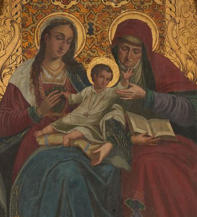 Zdjęcie nr 1: Obraz w formie stojącego prostokąta zamkniętego łukiem półkolistym nadwieszonym. Kompozycja wielofiguralna, jednoplanowa. Na ławie, obok siebie siedzą zwrócone frontalnie z głowami skierowanymi do centrum obrazu Maria, trzymająca na kolanach Dzieciątko oraz św. Anna. Maria po lewej stronie obrazu, lewą ręką obejmuje Dzieciątko, prawą podaje mu kiść winogron. Twarz ma owalną, o dużych, półprzymkniętych oczach, długim nosie i pełnych ustach, okoloną długimi, brązowymi włosami, opadającymi na ramiona. Maria ubrana jest w czerwoną suknię z prostokątnym dekoltem, przepasaną w talii oraz ciemnoniebieski płaszcz, zdobiony przy brzegu, narzucony na lewe ramię i kolana; na głowie ma biały welon opadający na ramiona. Anna siedzi po prawej stronie obrazu, prawą ręką przytrzymuje na kolanach otwartą księgę, lewą dotyka rączki Dzieciątka. Jej twarz ma starcze rysy, duże oczy skierowane w dół, prosty nos i wąskie usta. Ubrana jest w żółtą suknię, białą podwikę oraz czerwony płaszcz o zielonej podszewce, zarzucony na głowę, ramiona i kolana. Dzieciątko ukazane jest frontalnie, siedzi na poduszce, na kolanach Marii, przechylone diagonalnie w stronę Anny. Lewą rękę unosi do góry, prawą trzyma kiść winogron. Twarz ma owalną, o pełnych policzkach, okrągłych oczach, małym nosie i ustach, okoloną krótkimi, brązowymi włosami. Ubrane jest w luźną, białą tunikę, na szyi ma korale i medalion. Postacie ukazane na tle złoconego baldachimu z lambrekinem; jego zaplecek ujęty jest kręconymi kolumienkami i liśćmi akantu, jego tylna ścianka dekorowana jest roślinno-geometrycznym wzorem, z motywami stylizowanego ornamentu okuciowego. Złocone tło wypełnione dekoracją roślinną. Obraz w grubej, złoconej ramie dekorowanej płaskorzeźbionym akantem i rozetami.


