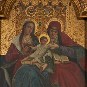 Zdjęcie nr 1: Obraz w formie stojącego prostokąta zamkniętego łukiem półkolistym nadwieszonym. Kompozycja wielofiguralna, jednoplanowa. Na ławie, obok siebie siedzą zwrócone frontalnie z głowami skierowanymi do centrum obrazu Maria, trzymająca na kolanach Dzieciątko oraz św. Anna. Maria po lewej stronie obrazu, lewą ręką obejmuje Dzieciątko, prawą podaje mu kiść winogron. Twarz ma owalną, o dużych, półprzymkniętych oczach, długim nosie i pełnych ustach, okoloną długimi, brązowymi włosami, opadającymi na ramiona. Maria ubrana jest w czerwoną suknię z prostokątnym dekoltem, przepasaną w talii oraz ciemnoniebieski płaszcz, zdobiony przy brzegu, narzucony na lewe ramię i kolana; na głowie ma biały welon opadający na ramiona. Anna siedzi po prawej stronie obrazu, prawą ręką przytrzymuje na kolanach otwartą księgę, lewą dotyka rączki Dzieciątka. Jej twarz ma starcze rysy, duże oczy skierowane w dół, prosty nos i wąskie usta. Ubrana jest w żółtą suknię, białą podwikę oraz czerwony płaszcz o zielonej podszewce, zarzucony na głowę, ramiona i kolana. Dzieciątko ukazane jest frontalnie, siedzi na poduszce, na kolanach Marii, przechylone diagonalnie w stronę Anny. Lewą rękę unosi do góry, prawą trzyma kiść winogron. Twarz ma owalną, o pełnych policzkach, okrągłych oczach, małym nosie i ustach, okoloną krótkimi, brązowymi włosami. Ubrane jest w luźną, białą tunikę, na szyi ma korale i medalion. Postacie ukazane na tle złoconego baldachimu z lambrekinem; jego zaplecek ujęty jest kręconymi kolumienkami i liśćmi akantu, jego tylna ścianka dekorowana jest roślinno-geometrycznym wzorem, z motywami stylizowanego ornamentu okuciowego. Złocone tło wypełnione dekoracją roślinną. Obraz w grubej, złoconej ramie dekorowanej płaskorzeźbionym akantem i rozetami.


