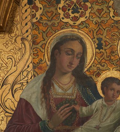 Zdjęcie nr 6: Obraz w formie stojącego prostokąta zamkniętego łukiem półkolistym nadwieszonym. Kompozycja wielofiguralna, jednoplanowa. Na ławie, obok siebie siedzą zwrócone frontalnie z głowami skierowanymi do centrum obrazu Maria, trzymająca na kolanach Dzieciątko oraz św. Anna. Maria po lewej stronie obrazu, lewą ręką obejmuje Dzieciątko, prawą podaje mu kiść winogron. Twarz ma owalną, o dużych, półprzymkniętych oczach, długim nosie i pełnych ustach, okoloną długimi, brązowymi włosami, opadającymi na ramiona. Maria ubrana jest w czerwoną suknię z prostokątnym dekoltem, przepasaną w talii oraz ciemnoniebieski płaszcz, zdobiony przy brzegu, narzucony na lewe ramię i kolana; na głowie ma biały welon opadający na ramiona. Anna siedzi po prawej stronie obrazu, prawą ręką przytrzymuje na kolanach otwartą księgę, lewą dotyka rączki Dzieciątka. Jej twarz ma starcze rysy, duże oczy skierowane w dół, prosty nos i wąskie usta. Ubrana jest w żółtą suknię, białą podwikę oraz czerwony płaszcz o zielonej podszewce, zarzucony na głowę, ramiona i kolana. Dzieciątko ukazane jest frontalnie, siedzi na poduszce, na kolanach Marii, przechylone diagonalnie w stronę Anny. Lewą rękę unosi do góry, prawą trzyma kiść winogron. Twarz ma owalną, o pełnych policzkach, okrągłych oczach, małym nosie i ustach, okoloną krótkimi, brązowymi włosami. Ubrane jest w luźną, białą tunikę, na szyi ma korale i medalion. Postacie ukazane na tle złoconego baldachimu z lambrekinem; jego zaplecek ujęty jest kręconymi kolumienkami i liśćmi akantu, jego tylna ścianka dekorowana jest roślinno-geometrycznym wzorem, z motywami stylizowanego ornamentu okuciowego. Złocone tło wypełnione dekoracją roślinną. Obraz w grubej, złoconej ramie dekorowanej płaskorzeźbionym akantem i rozetami.


