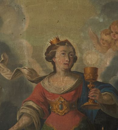 Zdjęcie nr 4: Obraz w formie stojącego prostokąta zamkniętego łukiem odcinkowym nadwieszonym z uskokiem z przedstawieniem apoteozy św. Barbary. Święta w centrum obrazu ukazana frontalnie, z głową skierowaną w lewo, klęczy na lewe kolano na obłoku, prawą nogę ma wyprostowaną. W lewej ugiętej i uniesionej ręce trzyma kielich z unoszącą się nad nim hostią w glorii promienistej, prawą rękę wyciąga w bok. Twarz ma owalną, o okrągłych oczach skierowanych w górę, małym nosie i rozchylonych ustach. Włosy ma upięte z tyłu z wplecionymi sznurami pereł i kamieni szlachetnych. Na głowie ma koronę otwartą. Ubrana jest w żółtą, długą suknię spodnią, zieloną sięgającą kolan oraz czerwoną wierzchnią z wystającą białą koszulą z rozwianym fragmentem, przepasaną dekoracyjnym gorsetem w talii. Na lewe ramię ma narzucony niebieski płaszcz, opadający na prawy bok i nogę. Po prawej stronie świętej, na obłoku klęczy putto, podając jej liść palmy. Za nim, w oddali widoczna wieża. U dołu obrazu na kamiennych stopniach leżą miecz i kajdany przymocowane do kuli. W górnej części obrazu niebo wypełnione obłokami rozstępującymi się wokół głowy świętej, na ich tle trzy uskrzydlone główki anielskie. 
