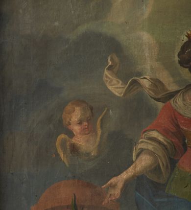 Zdjęcie nr 7: Obraz w formie stojącego prostokąta zamkniętego łukiem odcinkowym nadwieszonym z uskokiem z przedstawieniem apoteozy św. Barbary. Święta w centrum obrazu ukazana frontalnie, z głową skierowaną w lewo, klęczy na lewe kolano na obłoku, prawą nogę ma wyprostowaną. W lewej ugiętej i uniesionej ręce trzyma kielich z unoszącą się nad nim hostią w glorii promienistej, prawą rękę wyciąga w bok. Twarz ma owalną, o okrągłych oczach skierowanych w górę, małym nosie i rozchylonych ustach. Włosy ma upięte z tyłu z wplecionymi sznurami pereł i kamieni szlachetnych. Na głowie ma koronę otwartą. Ubrana jest w żółtą, długą suknię spodnią, zieloną sięgającą kolan oraz czerwoną wierzchnią z wystającą białą koszulą z rozwianym fragmentem, przepasaną dekoracyjnym gorsetem w talii. Na lewe ramię ma narzucony niebieski płaszcz, opadający na prawy bok i nogę. Po prawej stronie świętej, na obłoku klęczy putto, podając jej liść palmy. Za nim, w oddali widoczna wieża. U dołu obrazu na kamiennych stopniach leżą miecz i kajdany przymocowane do kuli. W górnej części obrazu niebo wypełnione obłokami rozstępującymi się wokół głowy świętej, na ich tle trzy uskrzydlone główki anielskie. 
