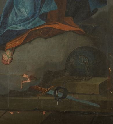 Zdjęcie nr 8: Obraz w formie stojącego prostokąta zamkniętego łukiem odcinkowym nadwieszonym z uskokiem z przedstawieniem apoteozy św. Barbary. Święta w centrum obrazu ukazana frontalnie, z głową skierowaną w lewo, klęczy na lewe kolano na obłoku, prawą nogę ma wyprostowaną. W lewej ugiętej i uniesionej ręce trzyma kielich z unoszącą się nad nim hostią w glorii promienistej, prawą rękę wyciąga w bok. Twarz ma owalną, o okrągłych oczach skierowanych w górę, małym nosie i rozchylonych ustach. Włosy ma upięte z tyłu z wplecionymi sznurami pereł i kamieni szlachetnych. Na głowie ma koronę otwartą. Ubrana jest w żółtą, długą suknię spodnią, zieloną sięgającą kolan oraz czerwoną wierzchnią z wystającą białą koszulą z rozwianym fragmentem, przepasaną dekoracyjnym gorsetem w talii. Na lewe ramię ma narzucony niebieski płaszcz, opadający na prawy bok i nogę. Po prawej stronie świętej, na obłoku klęczy putto, podając jej liść palmy. Za nim, w oddali widoczna wieża. U dołu obrazu na kamiennych stopniach leżą miecz i kajdany przymocowane do kuli. W górnej części obrazu niebo wypełnione obłokami rozstępującymi się wokół głowy świętej, na ich tle trzy uskrzydlone główki anielskie. 
