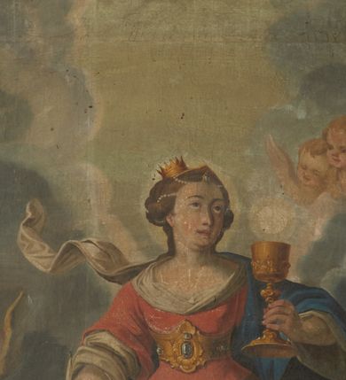 Zdjęcie nr 5: Obraz w formie stojącego prostokąta zamkniętego łukiem odcinkowym nadwieszonym z uskokiem z przedstawieniem apoteozy św. Barbary. Święta w centrum obrazu ukazana frontalnie, z głową skierowaną w lewo, klęczy na lewe kolano na obłoku, prawą nogę ma wyprostowaną. W lewej ugiętej i uniesionej ręce trzyma kielich z unoszącą się nad nim hostią w glorii promienistej, prawą rękę wyciąga w bok. Twarz ma owalną, o okrągłych oczach skierowanych w górę, małym nosie i rozchylonych ustach. Włosy ma upięte z tyłu z wplecionymi sznurami pereł i kamieni szlachetnych. Na głowie ma koronę otwartą. Ubrana jest w żółtą, długą suknię spodnią, zieloną sięgającą kolan oraz czerwoną wierzchnią z wystającą białą koszulą z rozwianym fragmentem, przepasaną dekoracyjnym gorsetem w talii. Na lewe ramię ma narzucony niebieski płaszcz, opadający na prawy bok i nogę. Po prawej stronie świętej, na obłoku klęczy putto, podając jej liść palmy. Za nim, w oddali widoczna wieża. U dołu obrazu na kamiennych stopniach leżą miecz i kajdany przymocowane do kuli. W górnej części obrazu niebo wypełnione obłokami rozstępującymi się wokół głowy świętej, na ich tle trzy uskrzydlone główki anielskie. 
