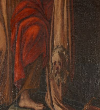 Zdjęcie nr 5: Obraz w formie stojącego prostokąta z przedstawieniem św. Bartłomieja. Święty ukazany w całej postaci, zwrócony w trzech czwartych w lewo, lewą nogę opiera na kamieniu. W prawej, ugiętej i uniesionej ręce trzyma nóż, na którego ostrzu znajduje się napis: „Palemonus Dux fassit” (?), w lewej, ugiętej i opuszczonej ręce trzyma zdartą skórę. Twarz ma pociągłą, o dużych, migdałowatych oczach, uniesionych brwiach, prostym nosie i pełnych, małych ustach, okoloną białą, prostą brodą i krótkimi, kręconymi, siwymi włosami. Ubrany jest w jasnobrązową suknię z kołnierzykiem, zapinaną na torsie na guziki, przepasaną w talii niebieską szarfą, a także w czerwony płaszcz zarzucony na lewe ramię i nogę oraz prawy bok. Po prawej stronie świętego znajduje się postument, na którym leży kula. Na ziemi, przy lewej nodze leży miecz. Postać ukazana na cieniowanym, brązowym tle. W prawym dolnym rogu sygnatura „Felicis Ant: de R[...] opus A[NNO] D[OMINI] 1762”. Obraz ujęty złoconą ramą dekorowaną płaskorzeźbionym wieńcem. 
