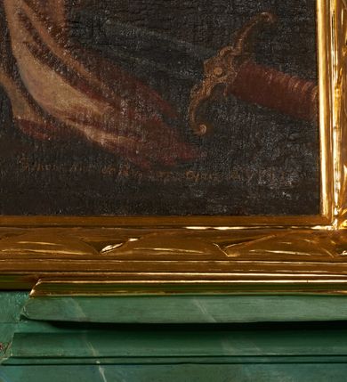 Zdjęcie nr 8: Obraz w formie stojącego prostokąta z przedstawieniem św. Bartłomieja. Święty ukazany w całej postaci, zwrócony w trzech czwartych w lewo, lewą nogę opiera na kamieniu. W prawej, ugiętej i uniesionej ręce trzyma nóż, na którego ostrzu znajduje się napis: „Palemonus Dux fassit” (?), w lewej, ugiętej i opuszczonej ręce trzyma zdartą skórę. Twarz ma pociągłą, o dużych, migdałowatych oczach, uniesionych brwiach, prostym nosie i pełnych, małych ustach, okoloną białą, prostą brodą i krótkimi, kręconymi, siwymi włosami. Ubrany jest w jasnobrązową suknię z kołnierzykiem, zapinaną na torsie na guziki, przepasaną w talii niebieską szarfą, a także w czerwony płaszcz zarzucony na lewe ramię i nogę oraz prawy bok. Po prawej stronie świętego znajduje się postument, na którym leży kula. Na ziemi, przy lewej nodze leży miecz. Postać ukazana na cieniowanym, brązowym tle. W prawym dolnym rogu sygnatura „Felicis Ant: de R[...] opus A[NNO] D[OMINI] 1762”. Obraz ujęty złoconą ramą dekorowaną płaskorzeźbionym wieńcem. 
