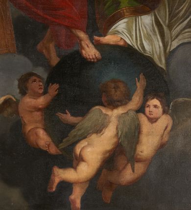 Zdjęcie nr 3: Obraz w formie stojącego prostokąta. Przedstawia Trójcę Świętą tronującą w niebie, z postaciami opierającymi nogi na globie podtrzymywanym przez trzy putta. Po prawej stronie siedząca postać Chrystusa zwróconego w trzech czwartych w lewo, z wyciągniętą w przód prawą nogą spoczywająca na globie. Prawą ręką przytrzymuje na ramieniu krzyż, lewą wyciąga przed siebie. Twarz ma pociągłą, o małych oczach i prostym nosie, okoloną brązową, gęstą brodą i włosami opadającymi na ramiona. Jezus ubrany jest w czerwony płaszcz, zarzucony na ramiona, biodra i nogi, odsłaniający tors. Na jego ciele widoczne są ślady męki. Po lewej stronie siedząca postać Boga Ojca zwróconego w trzech czwartych w prawo, z prawą stopą opartą na globie. W prawej ręce trzyma berło, lewa jest ugięta i oparta na obłoku. Twarz ma pociągłą z wysokim czołem, o starczych rysach, małych oczach i garbatym nosie, okoloną długą, siwą brodą opadającą na pierś oraz siwymi włosami sięgającymi ramion, na głowie łysina. Ubrany jest w długą, białą tunikę oraz zielony płaszcz spięty na lewym ramieniu, o fioletowej podszewce i złoconej lamówce. Pomiędzy postaciami, u góry widoczna gołębica Ducha Świętego w poświacie. Scena na tle szaro-błękitnych, skłębionych chmur, w górnej części obrazu błękitne niebo. Obraz w złoconej ramie, dekorowanej płaskorzeźbionym ornamentem roślinnym. 