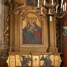 Zdjęcie nr 1: Nastawa ołtarzowa architektoniczna, jednoosiowa, jednokondygnacyjna ze zwieńczeniem. Ołtarz drewniany, prostopadłościenny, mensa drewniana. Antepedium w profilowanej ramie, z malowanym krzyżem, kotwicą i gorejącym sercem, w otoczeniu kwiatów. Predella na na niskim cokole, flankowana dwoma pilastrami, dźwigającymi gzyms wieńczący, wyłamany w partii pilastrów i tabernakulum po środku. Trzony pilastrów dekorowane ornamentem okuciowym z kaboszonami. W polach pomiędzy nimi malowane półpostacie aniołów, u spodu parapet z przedstawieniem arma Christi. Lewa postać z palmą, prawa ze włócznią i sakiewką. Ukazane na złoconym tle z tłoczonym ornamentem roślinnym. Drzwiczki tabernakulum w formie stojącego prostokąta z przedstawieniem kielicha z hostią z monogramen IHS, w glorii. Nastawa ujęta parą zdwojonych pilastrów zwróconych do wewnątrz, o kanelowanych trzonach i kapitelach kompozytowych dekorowanych rocaille'm. Podpory dźwigają fragmenty przerwanego belkowania i ćwierćkolistego, przerwanego przyczółka, na których siedzi para puttów. W polu środkowym płycina w formie stojącego prostokąta zamkniętego łukiem półkolistym nadwieszonym ujęta grubą ramą dekorowaną akantem z obrazem św. Anny Samotrzeć. W przyłuczach dwie uskrzydlone główki anielskie. Kondygnacja ujęta ażurowymi, akantowymi uszami. Zwieńczenie w formie stojącego prostokąta ujętego utworzonymi z rocaille'u i muszli spływami wolutowymi, zamknięte fragmentem gzymsu, na którym znajduje się szczyt utworzony z przeciwstawnie zwróconych wolut z anthemionem. W polu zwieńczenia obraz w formie stojącego prostokąta z przedstawieniem św. Józefa z Dzieciątkiem. Struktura ołtarza malowana na kolor jasnobrązowy, profile i ornamenty złocone.