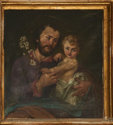 Zdjęcie nr 7: Nastawa ołtarzowa architektoniczna, jednoosiowa, jednokondygnacyjna ze zwieńczeniem. Ołtarz drewniany, prostopadłościenny, mensa drewniana. Antepedium w profilowanej ramie, z malowanym krzyżem, kotwicą i gorejącym sercem, w otoczeniu kwiatów. Predella na na niskim cokole, flankowana dwoma pilastrami, dźwigającymi gzyms wieńczący, wyłamany w partii pilastrów i tabernakulum po środku. Trzony pilastrów dekorowane ornamentem okuciowym z kaboszonami. W polach pomiędzy nimi malowane półpostacie aniołów, u spodu parapet z przedstawieniem arma Christi. Lewa postać z palmą, prawa ze włócznią i sakiewką. Ukazane na złoconym tle z tłoczonym ornamentem roślinnym. Drzwiczki tabernakulum w formie stojącego prostokąta z przedstawieniem kielicha z hostią z monogramen IHS, w glorii. Nastawa ujęta parą zdwojonych pilastrów zwróconych do wewnątrz, o kanelowanych trzonach i kapitelach kompozytowych dekorowanych rocaille'm. Podpory dźwigają fragmenty przerwanego belkowania i ćwierćkolistego, przerwanego przyczółka, na których siedzi para puttów. W polu środkowym płycina w formie stojącego prostokąta zamkniętego łukiem półkolistym nadwieszonym ujęta grubą ramą dekorowaną akantem z obrazem św. Anny Samotrzeć. W przyłuczach dwie uskrzydlone główki anielskie. Kondygnacja ujęta ażurowymi, akantowymi uszami. Zwieńczenie w formie stojącego prostokąta ujętego utworzonymi z rocaille'u i muszli spływami wolutowymi, zamknięte fragmentem gzymsu, na którym znajduje się szczyt utworzony z przeciwstawnie zwróconych wolut z anthemionem. W polu zwieńczenia obraz w formie stojącego prostokąta z przedstawieniem św. Józefa z Dzieciątkiem. Struktura ołtarza malowana na kolor jasnobrązowy, profile i ornamenty złocone.