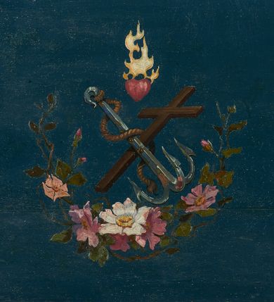 Zdjęcie nr 4: Nastawa ołtarzowa architektoniczna, jednoosiowa, jednokondygnacyjna ze zwieńczeniem. Ołtarz drewniany, prostopadłościenny, mensa drewniana. Antepedium w profilowanej ramie, z malowanym krzyżem, kotwicą i gorejącym sercem, w otoczeniu kwiatów. Predella na na niskim cokole, flankowana dwoma pilastrami, dźwigającymi gzyms wieńczący, wyłamany w partii pilastrów i tabernakulum po środku. Trzony pilastrów dekorowane ornamentem okuciowym z kaboszonami. W polach pomiędzy nimi malowane półpostacie aniołów, u spodu parapet z przedstawieniem arma Christi. Lewa postać z palmą, prawa ze włócznią i sakiewką. Ukazane na złoconym tle z tłoczonym ornamentem roślinnym. Drzwiczki tabernakulum w formie stojącego prostokąta z przedstawieniem kielicha z hostią z monogramen IHS, w glorii. Nastawa ujęta parą zdwojonych pilastrów zwróconych do wewnątrz, o kanelowanych trzonach i kapitelach kompozytowych dekorowanych rocaille&#039;m. Podpory dźwigają fragmenty przerwanego belkowania i ćwierćkolistego, przerwanego przyczółka, na których siedzi para puttów. W polu środkowym płycina w formie stojącego prostokąta zamkniętego łukiem półkolistym nadwieszonym ujęta grubą ramą dekorowaną akantem z obrazem św. Anny Samotrzeć. W przyłuczach dwie uskrzydlone główki anielskie. Kondygnacja ujęta ażurowymi, akantowymi uszami. Zwieńczenie w formie stojącego prostokąta ujętego utworzonymi z rocaille&#039;u i muszli spływami wolutowymi, zamknięte fragmentem gzymsu, na którym znajduje się szczyt utworzony z przeciwstawnie zwróconych wolut z anthemionem. W polu zwieńczenia obraz w formie stojącego prostokąta z przedstawieniem św. Józefa z Dzieciątkiem. Struktura ołtarza malowana na kolor jasnobrązowy, profile i ornamenty złocone.