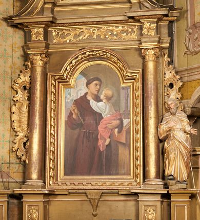 Zdjęcie nr 1: Nastawa architektoniczna, jednoosiowa, dwukondygnacyjna. Pierwsza kondygnacja ustawiona na cokole dekorowanym płycinami i kartuszami, z wyodrębnioną parą prostopadłościanów oraz zewnętrznymi cokołami, flankowana parą kolumn o kapitelach kompozytowych dźwigających pełne belkowanie, wyłamane na ich osi, z architrawem przerwanym polem obrazowym, oraz fryzem dekorowanym akantem i rozetami. Na belkowaniu fragmenty przerwanego przyczółka, na którym znajduje się para cokołów z figurami aniołów. Pole środkowe w całości wypełnione wnęką w formie stojącego prostokąta zamkniętego łukiem półkolistym nadwieszonym, ujętą ramą dekorowaną wstęgą, z obrazem św. Antoniego Padewskiego w osobnej, profilowanej ramie. Kondygnacja ujęta uszami utworzonymi z ażurowego rocaille'u. Na jednym z zewnętrznych cokołów stoi figura niezidentyfikowanego świętego. Druga kondygnacja ustawiona na niskim cokole z wyodrębnionymi dwoma postumentami, ujęta parą kolumn dźwigających pełne belkowanie z architrawem i fryzem przerwanym nad polem. W polu wnęka w formie stojącego prostokąta zamkniętego łukiem półkolistym nadwieszonym, ujęta profilowaną ramą, z obrazem Najświętszej Marii Panny Niepokalanie Poczętej. Druga kondygnacja ujęta uszami utworzonymi z ażurowego akantu. Struktura polichromowana w kolorze jasnobrązowym, profile, ornamentyka i kolumny złocone. 