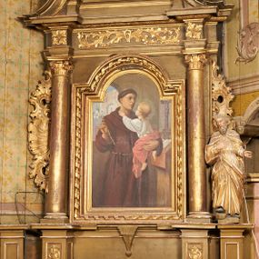 Zdjęcie nr 1: Nastawa architektoniczna, jednoosiowa, dwukondygnacyjna. Pierwsza kondygnacja ustawiona na cokole dekorowanym płycinami i kartuszami, z wyodrębnioną parą prostopadłościanów oraz zewnętrznymi cokołami, flankowana parą kolumn o kapitelach kompozytowych dźwigających pełne belkowanie, wyłamane na ich osi, z architrawem przerwanym polem obrazowym, oraz fryzem dekorowanym akantem i rozetami. Na belkowaniu fragmenty przerwanego przyczółka, na którym znajduje się para cokołów z figurami aniołów. Pole środkowe w całości wypełnione wnęką w formie stojącego prostokąta zamkniętego łukiem półkolistym nadwieszonym, ujętą ramą dekorowaną wstęgą, z obrazem św. Antoniego Padewskiego w osobnej, profilowanej ramie. Kondygnacja ujęta uszami utworzonymi z ażurowego rocaille'u. Na jednym z zewnętrznych cokołów stoi figura niezidentyfikowanego świętego. Druga kondygnacja ustawiona na niskim cokole z wyodrębnionymi dwoma postumentami, ujęta parą kolumn dźwigających pełne belkowanie z architrawem i fryzem przerwanym nad polem. W polu wnęka w formie stojącego prostokąta zamkniętego łukiem półkolistym nadwieszonym, ujęta profilowaną ramą, z obrazem Najświętszej Marii Panny Niepokalanie Poczętej. Druga kondygnacja ujęta uszami utworzonymi z ażurowego akantu. Struktura polichromowana w kolorze jasnobrązowym, profile, ornamentyka i kolumny złocone. 