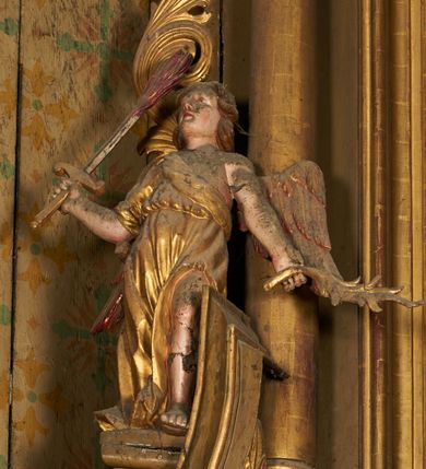 Zdjęcie nr 6: Nastawa architektoniczna, jednoosiowa, dwukondygnacyjna. Pierwsza kondygnacja ustawiona na cokole dekorowanym płycinami i kartuszami, z wyodrębnioną parą prostopadłościanów oraz zewnętrznymi cokołami, flankowana parą kolumn o kapitelach kompozytowych dźwigających pełne belkowanie, wyłamane na ich osi, z architrawem przerwanym polem obrazowym, oraz fryzem dekorowanym akantem i rozetami. Na belkowaniu fragmenty przerwanego przyczółka, na którym znajduje się para cokołów z figurami aniołów. Pole środkowe w całości wypełnione wnęką w formie stojącego prostokąta zamkniętego łukiem półkolistym nadwieszonym, ujętą ramą dekorowaną wstęgą, z obrazem św. Antoniego Padewskiego w osobnej, profilowanej ramie. Kondygnacja ujęta uszami utworzonymi z ażurowego rocaille&#039;u. Na jednym z zewnętrznych cokołów stoi figura niezidentyfikowanego świętego. Druga kondygnacja ustawiona na niskim cokole z wyodrębnionymi dwoma postumentami, ujęta parą kolumn dźwigających pełne belkowanie z architrawem i fryzem przerwanym nad polem. W polu wnęka w formie stojącego prostokąta zamkniętego łukiem półkolistym nadwieszonym, ujęta profilowaną ramą, z obrazem Najświętszej Marii Panny Niepokalanie Poczętej. Druga kondygnacja ujęta uszami utworzonymi z ażurowego akantu. Struktura polichromowana w kolorze jasnobrązowym, profile, ornamentyka i kolumny złocone. 