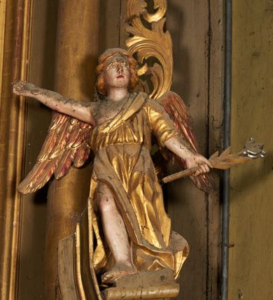 Zdjęcie nr 5: Nastawa architektoniczna, jednoosiowa, dwukondygnacyjna. Pierwsza kondygnacja ustawiona na cokole dekorowanym płycinami i kartuszami, z wyodrębnioną parą prostopadłościanów oraz zewnętrznymi cokołami, flankowana parą kolumn o kapitelach kompozytowych dźwigających pełne belkowanie, wyłamane na ich osi, z architrawem przerwanym polem obrazowym, oraz fryzem dekorowanym akantem i rozetami. Na belkowaniu fragmenty przerwanego przyczółka, na którym znajduje się para cokołów z figurami aniołów. Pole środkowe w całości wypełnione wnęką w formie stojącego prostokąta zamkniętego łukiem półkolistym nadwieszonym, ujętą ramą dekorowaną wstęgą, z obrazem św. Antoniego Padewskiego w osobnej, profilowanej ramie. Kondygnacja ujęta uszami utworzonymi z ażurowego rocaille'u. Na jednym z zewnętrznych cokołów stoi figura niezidentyfikowanego świętego. Druga kondygnacja ustawiona na niskim cokole z wyodrębnionymi dwoma postumentami, ujęta parą kolumn dźwigających pełne belkowanie z architrawem i fryzem przerwanym nad polem. W polu wnęka w formie stojącego prostokąta zamkniętego łukiem półkolistym nadwieszonym, ujęta profilowaną ramą, z obrazem Najświętszej Marii Panny Niepokalanie Poczętej. Druga kondygnacja ujęta uszami utworzonymi z ażurowego akantu. Struktura polichromowana w kolorze jasnobrązowym, profile, ornamentyka i kolumny złocone. 