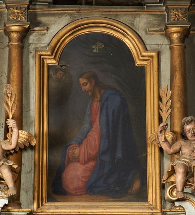 Zdjęcie nr 3: Nastawa architektoniczna, jednoosiowa, dwukondygnacyjna. Pierwsza kondygnacja ustawiona na cokole dekorowanym płycinami z wyodrębnioną parą prostopadłościanów oraz zewnętrznymi cokołami, flankowana parą kolumn o kapitelach kompozytowych dźwigających pełne belkowanie, wyłamane na ich osi, z architrawem i fryzem przerwanym polem obrazowym, oraz fragmenty przerwanego, falistego przyczółka, na którym znajduje się para puttów. Pole środkowe w całości wypełnione wnęką w formie stojącego prostokąta zamkniętego łukiem odcinkowym nadwieszonym z uskokiem, ujętą profilowaną ramą z obrazem Apoteozy św. Barbary. Kondygnacja flankowana uszami utworzonymi z ażurowego akantu. Druga kondygnacja ustawiona na niskim, profilowanym cokole, ujęta parą kolumn dźwigających fragmenty wyłamanego na ich osi belkowania. W polu wnęka w formie stojącego prostokąta zamkniętego łukiem półkolistym nadwieszonym, ujęta profilowaną ramą, z obrazem Modlitwy w Ogrojcu. Druga kondygnacja flankowana uszami utworzonymi z ażurowego akantu. Struktura polichromowana w kolorze jasnoszarym, profile, ornamentyka i kolumny złocone. 