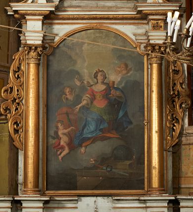 Zdjęcie nr 1: Nastawa architektoniczna, jednoosiowa, dwukondygnacyjna. Pierwsza kondygnacja ustawiona na cokole dekorowanym płycinami z wyodrębnioną parą prostopadłościanów oraz zewnętrznymi cokołami, flankowana parą kolumn o kapitelach kompozytowych dźwigających pełne belkowanie, wyłamane na ich osi, z architrawem i fryzem przerwanym polem obrazowym, oraz fragmenty przerwanego, falistego przyczółka, na którym znajduje się para puttów. Pole środkowe w całości wypełnione wnęką w formie stojącego prostokąta zamkniętego łukiem odcinkowym nadwieszonym z uskokiem, ujętą profilowaną ramą z obrazem Apoteozy św. Barbary. Kondygnacja flankowana uszami utworzonymi z ażurowego akantu. Druga kondygnacja ustawiona na niskim, profilowanym cokole, ujęta parą kolumn dźwigających fragmenty wyłamanego na ich osi belkowania. W polu wnęka w formie stojącego prostokąta zamkniętego łukiem półkolistym nadwieszonym, ujęta profilowaną ramą, z obrazem Modlitwy w Ogrojcu. Druga kondygnacja flankowana uszami utworzonymi z ażurowego akantu. Struktura polichromowana w kolorze jasnoszarym, profile, ornamentyka i kolumny złocone. 