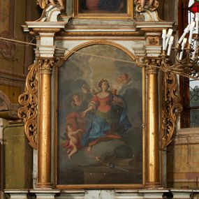 Zdjęcie nr 1: Nastawa architektoniczna, jednoosiowa, dwukondygnacyjna. Pierwsza kondygnacja ustawiona na cokole dekorowanym płycinami z wyodrębnioną parą prostopadłościanów oraz zewnętrznymi cokołami, flankowana parą kolumn o kapitelach kompozytowych dźwigających pełne belkowanie, wyłamane na ich osi, z architrawem i fryzem przerwanym polem obrazowym, oraz fragmenty przerwanego, falistego przyczółka, na którym znajduje się para puttów. Pole środkowe w całości wypełnione wnęką w formie stojącego prostokąta zamkniętego łukiem odcinkowym nadwieszonym z uskokiem, ujętą profilowaną ramą z obrazem Apoteozy św. Barbary. Kondygnacja flankowana uszami utworzonymi z ażurowego akantu. Druga kondygnacja ustawiona na niskim, profilowanym cokole, ujęta parą kolumn dźwigających fragmenty wyłamanego na ich osi belkowania. W polu wnęka w formie stojącego prostokąta zamkniętego łukiem półkolistym nadwieszonym, ujęta profilowaną ramą, z obrazem Modlitwy w Ogrojcu. Druga kondygnacja flankowana uszami utworzonymi z ażurowego akantu. Struktura polichromowana w kolorze jasnoszarym, profile, ornamentyka i kolumny złocone. 