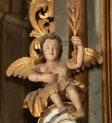 Zdjęcie nr 6: Nastawa architektoniczna, jednoosiowa, dwukondygnacyjna. Pierwsza kondygnacja ustawiona na cokole dekorowanym płycinami z wyodrębnioną parą prostopadłościanów oraz zewnętrznymi cokołami, flankowana parą kolumn o kapitelach kompozytowych dźwigających pełne belkowanie, wyłamane na ich osi, z architrawem i fryzem przerwanym polem obrazowym, oraz fragmenty przerwanego, falistego przyczółka, na którym znajduje się para puttów. Pole środkowe w całości wypełnione wnęką w formie stojącego prostokąta zamkniętego łukiem odcinkowym nadwieszonym z uskokiem, ujętą profilowaną ramą z obrazem Apoteozy św. Barbary. Kondygnacja flankowana uszami utworzonymi z ażurowego akantu. Druga kondygnacja ustawiona na niskim, profilowanym cokole, ujęta parą kolumn dźwigających fragmenty wyłamanego na ich osi belkowania. W polu wnęka w formie stojącego prostokąta zamkniętego łukiem półkolistym nadwieszonym, ujęta profilowaną ramą, z obrazem Modlitwy w Ogrojcu. Druga kondygnacja flankowana uszami utworzonymi z ażurowego akantu. Struktura polichromowana w kolorze jasnoszarym, profile, ornamentyka i kolumny złocone. 