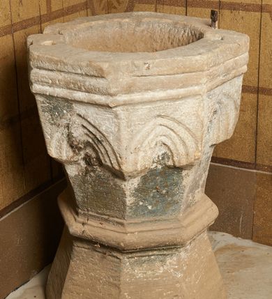 Zdjęcie nr 2: Chrzcielnica o przekroju ośmiobocznym, trzon zwężający się ku górze, ujęty profilowanym wałkiem. Czara ośmioboczna  dekorowana u góry fryzem z ostrołukowych arkadek; wylew profilowany. Chrzcielnica miejscami pokryta pozostałościami polichromii. 