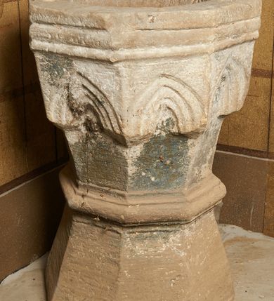 Zdjęcie nr 3: Chrzcielnica o przekroju ośmiobocznym, trzon zwężający się ku górze, ujęty profilowanym wałkiem. Czara ośmioboczna  dekorowana u góry fryzem z ostrołukowych arkadek; wylew profilowany. Chrzcielnica miejscami pokryta pozostałościami polichromii. 