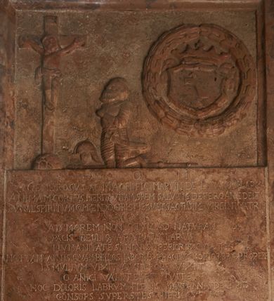 Zdjęcie nr 1: Płyta epitafijna w formie stojącego prostokąta, dwustrefowa, ujęta ramą. W górnej strefie płaskorzeźbiona scena ukazująca klęczącego przed krzyżem rycerza, zwróconego profilem w lewo, z uniesioną głową i rękami złożonymi w geście modlitwy. Ubrany jest w zbroję płytową, z szablą przy boku, przed nim leży hełm, obok włócznia. Przed nim na skale ustawiony krzyż z figurą Chrystusa. W prawym górnym rogu herb Drużyna w wieńcu laurowym. W dolnej strefie inskrypcja:
„D[EO] O[PTIMO] M[AXIMO] / GENEROSVS AC MAGNIFIC[US] MARTIN[US] DE ŁAPANOV ŁAPKA / ANIMAM CORPVS, I IERITA VITAM SPEM SALVTIS DEFERO ANEDEITA / BVNAL SPIRITVM COMMENDO CIRISTIE SVET SACTISSIME VIRGINI MATRI / VIXI / AD MOREM NON SOLVM AT NATVRAM / PACIS BELLI[US] ARTIBVS CLARVS / HVMANITATE SI NON SVPERIOR PAR CAETERI / NON TAM ANNIS QVAM BELLICIS LABORIB[US] FRACTVS MORIOR PRAEPROPERE / ISMVLTVM VIXIT QVI PROBE VIXIT / O ANICI VALETE ET VIVITE / NOC DOLORIS LABRVM FLENS MARIANNA DE LIPIE / CONSOPS SUPERSTES FIERI CURAVIT/ OBIIT ANNO 1652 DIE 28 7BRI / VIXIT ANNIS 53”. Na ramie, w lewym dolnym rogu znak kamieniarski w formie łopaty.
