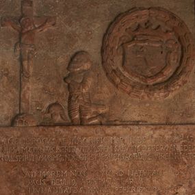 Zdjęcie nr 1: Płyta epitafijna w formie stojącego prostokąta, dwustrefowa, ujęta ramą. W górnej strefie płaskorzeźbiona scena ukazująca klęczącego przed krzyżem rycerza, zwróconego profilem w lewo, z uniesioną głową i rękami złożonymi w geście modlitwy. Ubrany jest w zbroję płytową, z szablą przy boku, przed nim leży hełm, obok włócznia. Przed nim na skale ustawiony krzyż z figurą Chrystusa. W prawym górnym rogu herb Drużyna w wieńcu laurowym. W dolnej strefie inskrypcja:
„D[EO] O[PTIMO] M[AXIMO] / GENEROSVS AC MAGNIFIC[US] MARTIN[US] DE ŁAPANOV ŁAPKA / ANIMAM CORPVS, I IERITA VITAM SPEM SALVTIS DEFERO ANEDEITA / BVNAL SPIRITVM COMMENDO CIRISTIE SVET SACTISSIME VIRGINI MATRI / VIXI / AD MOREM NON SOLVM AT NATVRAM / PACIS BELLI[US] ARTIBVS CLARVS / HVMANITATE SI NON SVPERIOR PAR CAETERI / NON TAM ANNIS QVAM BELLICIS LABORIB[US] FRACTVS MORIOR PRAEPROPERE / ISMVLTVM VIXIT QVI PROBE VIXIT / O ANICI VALETE ET VIVITE / NOC DOLORIS LABRVM FLENS MARIANNA DE LIPIE / CONSOPS SUPERSTES FIERI CURAVIT/ OBIIT ANNO 1652 DIE 28 7BRI / VIXIT ANNIS 53”. Na ramie, w lewym dolnym rogu znak kamieniarski w formie łopaty.
