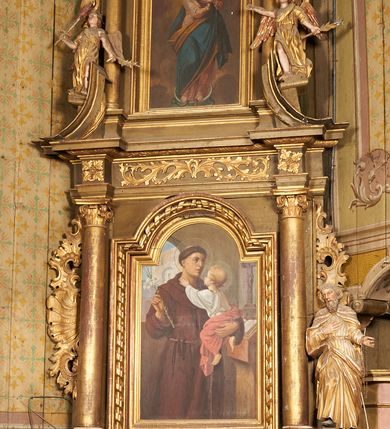 Zdjęcie nr 5: Figura drążona z tyłu, ustawiona na podstawie na nieregularnym planie. Święty ukazany frontalnie, z pochyloną głową skierowaną w prawo, prawa noga oparta na postumencie. Lewa ręka ugięta, wyciągnięta w bok, prawa złożona na piersi. Twarz ma podłużną, o wąskich, migdałowatych oczach, dużym nosie i wąskich, rozchylonych ustach, okoloną falowaną brodą oraz krótkimi włosami z grzywką nad czołem. Święty ubrany w złoconą, przylegającą do ciała, fałdowaną tunikę, przepasaną w talii oraz złocony płaszcz zapięty na piersi, opadający na ramiona z zarzuconą połą na prawą nogę. Polichromia ciała naturalistyczna.
