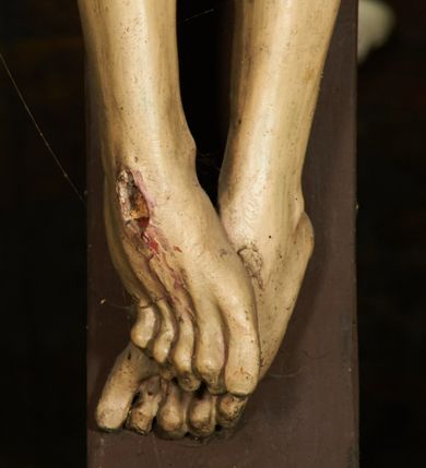 Zdjęcie nr 11: Pełnoplastyczna figura Chrystusa umarłego przybita trzema gwoździami do krzyża o prostym zakończeniu ramion. Ciało w delikatnym zwisie o horyzontalnie rozłożonych ramionach, głowa opadająca na praw bark, nogi lekko ugięte w kolanach, stopy skrzyżowane w układzie prawa na lewą. Chrystus ma pociągłą twarz, o głęboko osadzonych, zamkniętych oczach, długim, wąskim nosie i ustach o opadających kącikach, okoloną falowaną, trójkątną brodą oraz skręconymi w rurkowate pukle włosami. Na głowie ma złoconą koronę cierniową. Ciało szczupłe, wydłużone, o guzowato rzeźbionych mięśniach i żebrach klatki piersiowej oraz wygiętych stopach z podkreślonymi ścięgnami. Perizonium złocone, krótkie, ściśle przylegające do ciała, zawiązane na prawym boku, z lekko rozwianym zwisem tkaniny. Polichromia ciała naturalistyczna. 
U szczytu pionowej belki krzyża tabliczka z malowanym napisem „I.N.R.I.”, pod stopami Chrystusa przybite do krzyża wota.