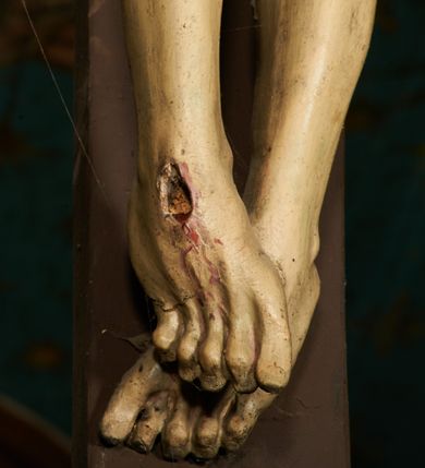 Zdjęcie nr 3: Pełnoplastyczna figura Chrystusa umarłego przybita trzema gwoździami do krzyża o prostym zakończeniu ramion. Ciało w delikatnym zwisie o horyzontalnie rozłożonych ramionach, głowa opadająca na praw bark, nogi lekko ugięte w kolanach, stopy skrzyżowane w układzie prawa na lewą. Chrystus ma pociągłą twarz, o głęboko osadzonych, zamkniętych oczach, długim, wąskim nosie i ustach o opadających kącikach, okoloną falowaną, trójkątną brodą oraz skręconymi w rurkowate pukle włosami. Na głowie ma złoconą koronę cierniową. Ciało szczupłe, wydłużone, o guzowato rzeźbionych mięśniach i żebrach klatki piersiowej oraz wygiętych stopach z podkreślonymi ścięgnami. Perizonium złocone, krótkie, ściśle przylegające do ciała, zawiązane na prawym boku, z lekko rozwianym zwisem tkaniny. Polichromia ciała naturalistyczna. 
U szczytu pionowej belki krzyża tabliczka z malowanym napisem „I.N.R.I.”, pod stopami Chrystusa przybite do krzyża wota.