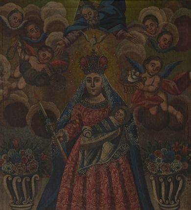 Zdjęcie nr 1: Obraz w formie stojącego prostokąta. W centrum przedstawienie Matki Boskiej w całej postaci, stojącej na dwustopniowej podstawie. Maria ukazana jest frontalnie, lewą ręką podtrzymuje Dzieciątko w powijaku, leżące na poduszce i tkaninie dekorowanej przy brzegu koronką, w prawej, wyciągniętej w bok trzyma zapaloną świecę ozdobioną kwiatami. Maria ma owalną twarz, o dużych migdałowatych oczach, prostym nosie i małych, pełnych ustach. Ubrana jest w czerwoną suknię o białym roślinnym wzorze, dekorowaną przy dekolcie i rękawach koronką. Na głowę i ramiona ma narzucony niebieski płaszcz, opadający po bokach oraz koronkowy, krótszy welon. Na głowie ma koronę zamkniętą, wokół nimb gwieździsty, a na stopach białe buty zdobione kwiatami. W górnej części obrazu, na tle obłoków, nad Marią przedstawione są półpostać Boga Ojca oraz gołębica Ducha Świętego. Bóg ukazany jest jako pochylony starzec, z rozłożonymi na boki rękami, z siwą brodą i włosami. Ubrany jest w różową tunikę i niebieski płaszcz. Wokół głowy ma nimb trójkątny. Ujmują ją dwie pary uskrzydlonych główek anielskich. Poniżej po prawej stronie Marii putto trzymające kadzielnicę, po lewej aniołek trzymający koszyk z dwoma gołąbkami. W dolnej części obrazu, po bokach Marii dwa wazony z bukietami kwiatów. Obraz ujęty złoconą ramą dekorowaną żłobkami. 

