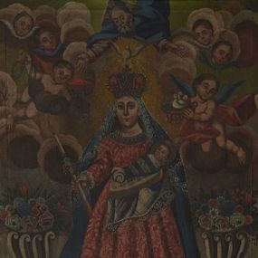 Zdjęcie nr 1: Obraz w formie stojącego prostokąta. W centrum przedstawienie Matki Boskiej w całej postaci, stojącej na dwustopniowej podstawie. Maria ukazana jest frontalnie, lewą ręką podtrzymuje Dzieciątko w powijaku, leżące na poduszce i tkaninie dekorowanej przy brzegu koronką, w prawej, wyciągniętej w bok trzyma zapaloną świecę ozdobioną kwiatami. Maria ma owalną twarz, o dużych migdałowatych oczach, prostym nosie i małych, pełnych ustach. Ubrana jest w czerwoną suknię o białym roślinnym wzorze, dekorowaną przy dekolcie i rękawach koronką. Na głowę i ramiona ma narzucony niebieski płaszcz, opadający po bokach oraz koronkowy, krótszy welon. Na głowie ma koronę zamkniętą, wokół nimb gwieździsty, a na stopach białe buty zdobione kwiatami. W górnej części obrazu, na tle obłoków, nad Marią przedstawione są półpostać Boga Ojca oraz gołębica Ducha Świętego. Bóg ukazany jest jako pochylony starzec, z rozłożonymi na boki rękami, z siwą brodą i włosami. Ubrany jest w różową tunikę i niebieski płaszcz. Wokół głowy ma nimb trójkątny. Ujmują ją dwie pary uskrzydlonych główek anielskich. Poniżej po prawej stronie Marii putto trzymające kadzielnicę, po lewej aniołek trzymający koszyk z dwoma gołąbkami. W dolnej części obrazu, po bokach Marii dwa wazony z bukietami kwiatów. Obraz ujęty złoconą ramą dekorowaną żłobkami. 
