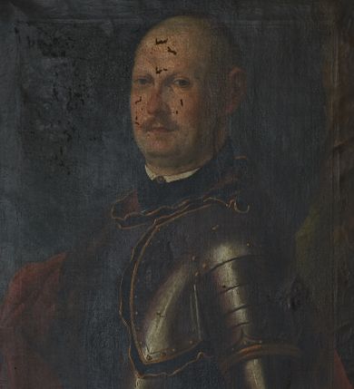 Zdjęcie nr 1: Obraz w formie stojącego prostokąta z przedstawieniem mężczyzny ukazanego w półpostaci, zwróconego w trzech czwartych w prawo. Twarz ma pełną, z drugim podbródkiem, o rysach dojrzałego mężczyzny, małych migdałowatych oczach, dużym nosie i wąskich ustach z wąsami. Głowę ma wysoko podgoloną, z krótkimi włosami na jej czubku (czupryna). Ubrany jest w zbroję płytową, przez prawe ramię ma przerzucony czerwony płaszcz. Tło ciemne, jednolite. Obraz ujęty profilowaną, złoconą ramą. 

