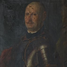 Zdjęcie nr 1: Obraz w formie stojącego prostokąta z przedstawieniem mężczyzny ukazanego w półpostaci, zwróconego w trzech czwartych w prawo. Twarz ma pełną, z drugim podbródkiem, o rysach dojrzałego mężczyzny, małych migdałowatych oczach, dużym nosie i wąskich ustach z wąsami. Głowę ma wysoko podgoloną, z krótkimi włosami na jej czubku (czupryna). Ubrany jest w zbroję płytową, przez prawe ramię ma przerzucony czerwony płaszcz. Tło ciemne, jednolite. Obraz ujęty profilowaną, złoconą ramą. 

