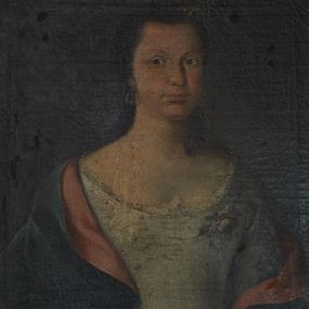 Zdjęcie nr 1: Obraz w formie stojącego prostokąta z przedstawieniem kobiety, ukazanej w półpostaci, zwróconej w trzech czwartych w lewo. Twarz ma owalną, o małych, migdałowatych oczach, dużym nosie i pełnych ustach, okoloną brązowymi włosami upiętymi z tyłu głowy z kosmykami opadającymi na ramiona. We włosy, po lewej stronie wpięte kwiaty, w prawym uchu kryształowy kolczyk. Kobieta ubrana jest w białą suknię o dużym dekolcie, dekorowanym przy brzegu koronką. Na lewej piersi ma kwiat. Na ramiona ma narzucony granatowy płaszcz z czerwoną podszewką. Postać ukazana na jednolitym, ciemnym tle. 
