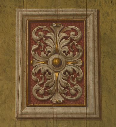 Zdjęcie nr 15: Polichromia ścian kościoła odpowiada podziałom architektonicznym wnętrza wydzielonym przez pilastry, filary i kolumny (w prezbiterium iluzjonistyczne pilastry). Malowany jasnobrązowy cokół w jednej czwartej wysokości ścian zamknięty jest profilowanym gzymsem, w jego polu znajdują się jasnozielone malowane płyciny odpowiadające szerokości podziałów wnętrza. Trzony pilastrów bladoróżowe z malowanymi czerwonymi płycinami, w prezbiterium z kapitelami korynckimi, w nawie zakończone tryglifami. Podpory podtrzymują malowane belkowanie, z jasnoróżowym fryzem i wspornikami dekorowanymi anthemionami, dźwigającymi silnie wysunięty gzyms. W nawie belkowanie malowane jest w partii środkowej (bez zaskrzynień) podtrzymywanej przez filary i kolumny. W polach pomiędzy pilastrami malowane płyciny w formie prostokątów, o szerokości przęseł, ujęte ramą dekorowaną w narożach stylizowanym akantem z kampanulami. W prezbiterium w jasnożółtych płycinach znajdują się malowane nisze w formie stojącego prostokąta zamkniętego łukiem półkolistym, ujęte profilowaną ramą, dekorowaną u góry i u dołu ornamentem roślinnym, z przedstawieniami ewangelistów i ich symboli. Na ścianie północnej znajdują się św. Mateusz, św. Marek i św. Łukasz, a na ścianie południowej, pomiędzy okami św. Jan. W nawie jasnożółte płyciny ścian wypełnione są dekoracją geometryczną w formie niebieskich i żółtych równoramiennych krzyżyków. Otwory okienne, drzwiowe i arkada kaplicy ujęte są malowanymi, imitującymi profilowanie obramieniami, dekorowanymi ornamentem roślinnym. 
Strop prezbiterium i nawy w malowanej, kolorowej, profilowanej ramie, po wewnętrznej stronie z zielono-różowym pasem zdobionym ornamentem. Pośrodku, na tle malowanej jasnoróżowej płyciny, wydzielone pole o fantazyjnym kształcie, obwiedzione pomarańczową opaską z kartuszami na każdej stronie, ujętymi ornamentem roślinnym, wypełnionymi kratką i fantazyjną dekoracją. Jasnoniebieskie pole wypełnione jest malowanymi na złoto gwiazdami. W prezbiterium, w jego centrum kolejne pole o analogicznym kształcie ze sceną Wniebowzięcia Marii, a w nawie dwa pola ze scenami Chrystusa Zmartwychwstałego i Świętej Rodziny. W partii zaskrzynień nawy malowane płyciny w zielonych opaskach i jasnoróżowych polach wypełnione ornamentem geometrycznym. Jasnozielona balustrada chóru muzycznego dekorowana malowanymi płycinami w formie prostokątów, naprzemiennie stojących i leżących, flankujących środkowy medalion, wszystkie ujęte profilowaną ramą. Pola prostokątów stojących wypełnione rozetami na jasnoczerwonym tle. Pola prostokątów leżących wypełnione przedstawieniami instrumentów i ornamentu roślinnego ukazanych na żółtym tle. W środkowym medalionie przedstawienie Dawida grającego na harfie. 















