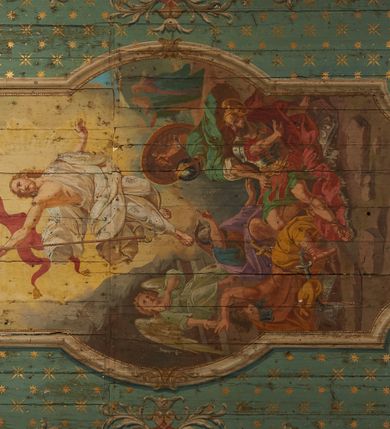 Zdjęcie nr 25: Polichromia ścian kościoła odpowiada podziałom architektonicznym wnętrza wydzielonym przez pilastry, filary i kolumny (w prezbiterium iluzjonistyczne pilastry). Malowany jasnobrązowy cokół w jednej czwartej wysokości ścian zamknięty jest profilowanym gzymsem, w jego polu znajdują się jasnozielone malowane płyciny odpowiadające szerokości podziałów wnętrza. Trzony pilastrów bladoróżowe z malowanymi czerwonymi płycinami, w prezbiterium z kapitelami korynckimi, w nawie zakończone tryglifami. Podpory podtrzymują malowane belkowanie, z jasnoróżowym fryzem i wspornikami dekorowanymi anthemionami, dźwigającymi silnie wysunięty gzyms. W nawie belkowanie malowane jest w partii środkowej (bez zaskrzynień) podtrzymywanej przez filary i kolumny. W polach pomiędzy pilastrami malowane płyciny w formie prostokątów, o szerokości przęseł, ujęte ramą dekorowaną w narożach stylizowanym akantem z kampanulami. W prezbiterium w jasnożółtych płycinach znajdują się malowane nisze w formie stojącego prostokąta zamkniętego łukiem półkolistym, ujęte profilowaną ramą, dekorowaną u góry i u dołu ornamentem roślinnym, z przedstawieniami ewangelistów i ich symboli. Na ścianie północnej znajdują się św. Mateusz, św. Marek i św. Łukasz, a na ścianie południowej, pomiędzy okami św. Jan. W nawie jasnożółte płyciny ścian wypełnione są dekoracją geometryczną w formie niebieskich i żółtych równoramiennych krzyżyków. Otwory okienne, drzwiowe i arkada kaplicy ujęte są malowanymi, imitującymi profilowanie obramieniami, dekorowanymi ornamentem roślinnym. 
Strop prezbiterium i nawy w malowanej, kolorowej, profilowanej ramie, po wewnętrznej stronie z zielono-różowym pasem zdobionym ornamentem. Pośrodku, na tle malowanej jasnoróżowej płyciny, wydzielone pole o fantazyjnym kształcie, obwiedzione pomarańczową opaską z kartuszami na każdej stronie, ujętymi ornamentem roślinnym, wypełnionymi kratką i fantazyjną dekoracją. Jasnoniebieskie pole wypełnione jest malowanymi na złoto gwiazdami. W prezbiterium, w jego centrum kolejne pole o analogicznym kształcie ze sceną Wniebowzięcia Marii, a w nawie dwa pola ze scenami Chrystusa Zmartwychwstałego i Świętej Rodziny. W partii zaskrzynień nawy malowane płyciny w zielonych opaskach i jasnoróżowych polach wypełnione ornamentem geometrycznym. Jasnozielona balustrada chóru muzycznego dekorowana malowanymi płycinami w formie prostokątów, naprzemiennie stojących i leżących, flankujących środkowy medalion, wszystkie ujęte profilowaną ramą. Pola prostokątów stojących wypełnione rozetami na jasnoczerwonym tle. Pola prostokątów leżących wypełnione przedstawieniami instrumentów i ornamentu roślinnego ukazanych na żółtym tle. W środkowym medalionie przedstawienie Dawida grającego na harfie. 















