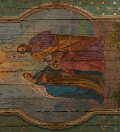 Zdjęcie nr 3: Polichromia ścian kościoła odpowiada podziałom architektonicznym wnętrza wydzielonym przez pilastry, filary i kolumny (w prezbiterium iluzjonistyczne pilastry). Malowany jasnobrązowy cokół w jednej czwartej wysokości ścian zamknięty jest profilowanym gzymsem, w jego polu znajdują się jasnozielone malowane płyciny odpowiadające szerokości podziałów wnętrza. Trzony pilastrów bladoróżowe z malowanymi czerwonymi płycinami, w prezbiterium z kapitelami korynckimi, w nawie zakończone tryglifami. Podpory podtrzymują malowane belkowanie, z jasnoróżowym fryzem i wspornikami dekorowanymi anthemionami, dźwigającymi silnie wysunięty gzyms. W nawie belkowanie malowane jest w partii środkowej (bez zaskrzynień) podtrzymywanej przez filary i kolumny. W polach pomiędzy pilastrami malowane płyciny w formie prostokątów, o szerokości przęseł, ujęte ramą dekorowaną w narożach stylizowanym akantem z kampanulami. W prezbiterium w jasnożółtych płycinach znajdują się malowane nisze w formie stojącego prostokąta zamkniętego łukiem półkolistym, ujęte profilowaną ramą, dekorowaną u góry i u dołu ornamentem roślinnym, z przedstawieniami ewangelistów i ich symboli. Na ścianie północnej znajdują się św. Mateusz, św. Marek i św. Łukasz, a na ścianie południowej, pomiędzy okami św. Jan. W nawie jasnożółte płyciny ścian wypełnione są dekoracją geometryczną w formie niebieskich i żółtych równoramiennych krzyżyków. Otwory okienne, drzwiowe i arkada kaplicy ujęte są malowanymi, imitującymi profilowanie obramieniami, dekorowanymi ornamentem roślinnym. 
Strop prezbiterium i nawy w malowanej, kolorowej, profilowanej ramie, po wewnętrznej stronie z zielono-różowym pasem zdobionym ornamentem. Pośrodku, na tle malowanej jasnoróżowej płyciny, wydzielone pole o fantazyjnym kształcie, obwiedzione pomarańczową opaską z kartuszami na każdej stronie, ujętymi ornamentem roślinnym, wypełnionymi kratką i fantazyjną dekoracją. Jasnoniebieskie pole wypełnione jest malowanymi na złoto gwiazdami. W prezbiterium, w jego centrum kolejne pole o analogicznym kształcie ze sceną Wniebowzięcia Marii, a w nawie dwa pola ze scenami Chrystusa Zmartwychwstałego i Świętej Rodziny. W partii zaskrzynień nawy malowane płyciny w zielonych opaskach i jasnoróżowych polach wypełnione ornamentem geometrycznym. Jasnozielona balustrada chóru muzycznego dekorowana malowanymi płycinami w formie prostokątów, naprzemiennie stojących i leżących, flankujących środkowy medalion, wszystkie ujęte profilowaną ramą. Pola prostokątów stojących wypełnione rozetami na jasnoczerwonym tle. Pola prostokątów leżących wypełnione przedstawieniami instrumentów i ornamentu roślinnego ukazanych na żółtym tle. W środkowym medalionie przedstawienie Dawida grającego na harfie. 















