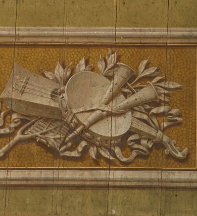 Zdjęcie nr 16: Polichromia ścian kościoła odpowiada podziałom architektonicznym wnętrza wydzielonym przez pilastry, filary i kolumny (w prezbiterium iluzjonistyczne pilastry). Malowany jasnobrązowy cokół w jednej czwartej wysokości ścian zamknięty jest profilowanym gzymsem, w jego polu znajdują się jasnozielone malowane płyciny odpowiadające szerokości podziałów wnętrza. Trzony pilastrów bladoróżowe z malowanymi czerwonymi płycinami, w prezbiterium z kapitelami korynckimi, w nawie zakończone tryglifami. Podpory podtrzymują malowane belkowanie, z jasnoróżowym fryzem i wspornikami dekorowanymi anthemionami, dźwigającymi silnie wysunięty gzyms. W nawie belkowanie malowane jest w partii środkowej (bez zaskrzynień) podtrzymywanej przez filary i kolumny. W polach pomiędzy pilastrami malowane płyciny w formie prostokątów, o szerokości przęseł, ujęte ramą dekorowaną w narożach stylizowanym akantem z kampanulami. W prezbiterium w jasnożółtych płycinach znajdują się malowane nisze w formie stojącego prostokąta zamkniętego łukiem półkolistym, ujęte profilowaną ramą, dekorowaną u góry i u dołu ornamentem roślinnym, z przedstawieniami ewangelistów i ich symboli. Na ścianie północnej znajdują się św. Mateusz, św. Marek i św. Łukasz, a na ścianie południowej, pomiędzy okami św. Jan. W nawie jasnożółte płyciny ścian wypełnione są dekoracją geometryczną w formie niebieskich i żółtych równoramiennych krzyżyków. Otwory okienne, drzwiowe i arkada kaplicy ujęte są malowanymi, imitującymi profilowanie obramieniami, dekorowanymi ornamentem roślinnym. 
Strop prezbiterium i nawy w malowanej, kolorowej, profilowanej ramie, po wewnętrznej stronie z zielono-różowym pasem zdobionym ornamentem. Pośrodku, na tle malowanej jasnoróżowej płyciny, wydzielone pole o fantazyjnym kształcie, obwiedzione pomarańczową opaską z kartuszami na każdej stronie, ujętymi ornamentem roślinnym, wypełnionymi kratką i fantazyjną dekoracją. Jasnoniebieskie pole wypełnione jest malowanymi na złoto gwiazdami. W prezbiterium, w jego centrum kolejne pole o analogicznym kształcie ze sceną Wniebowzięcia Marii, a w nawie dwa pola ze scenami Chrystusa Zmartwychwstałego i Świętej Rodziny. W partii zaskrzynień nawy malowane płyciny w zielonych opaskach i jasnoróżowych polach wypełnione ornamentem geometrycznym. Jasnozielona balustrada chóru muzycznego dekorowana malowanymi płycinami w formie prostokątów, naprzemiennie stojących i leżących, flankujących środkowy medalion, wszystkie ujęte profilowaną ramą. Pola prostokątów stojących wypełnione rozetami na jasnoczerwonym tle. Pola prostokątów leżących wypełnione przedstawieniami instrumentów i ornamentu roślinnego ukazanych na żółtym tle. W środkowym medalionie przedstawienie Dawida grającego na harfie. 















