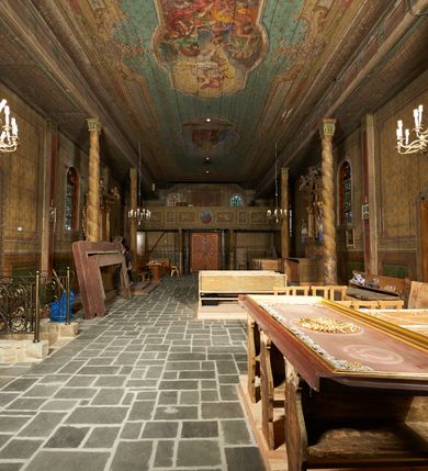 Zdjęcie nr 24: Polichromia ścian kościoła odpowiada podziałom architektonicznym wnętrza wydzielonym przez pilastry, filary i kolumny (w prezbiterium iluzjonistyczne pilastry). Malowany jasnobrązowy cokół w jednej czwartej wysokości ścian zamknięty jest profilowanym gzymsem, w jego polu znajdują się jasnozielone malowane płyciny odpowiadające szerokości podziałów wnętrza. Trzony pilastrów bladoróżowe z malowanymi czerwonymi płycinami, w prezbiterium z kapitelami korynckimi, w nawie zakończone tryglifami. Podpory podtrzymują malowane belkowanie, z jasnoróżowym fryzem i wspornikami dekorowanymi anthemionami, dźwigającymi silnie wysunięty gzyms. W nawie belkowanie malowane jest w partii środkowej (bez zaskrzynień) podtrzymywanej przez filary i kolumny. W polach pomiędzy pilastrami malowane płyciny w formie prostokątów, o szerokości przęseł, ujęte ramą dekorowaną w narożach stylizowanym akantem z kampanulami. W prezbiterium w jasnożółtych płycinach znajdują się malowane nisze w formie stojącego prostokąta zamkniętego łukiem półkolistym, ujęte profilowaną ramą, dekorowaną u góry i u dołu ornamentem roślinnym, z przedstawieniami ewangelistów i ich symboli. Na ścianie północnej znajdują się św. Mateusz, św. Marek i św. Łukasz, a na ścianie południowej, pomiędzy okami św. Jan. W nawie jasnożółte płyciny ścian wypełnione są dekoracją geometryczną w formie niebieskich i żółtych równoramiennych krzyżyków. Otwory okienne, drzwiowe i arkada kaplicy ujęte są malowanymi, imitującymi profilowanie obramieniami, dekorowanymi ornamentem roślinnym. 
Strop prezbiterium i nawy w malowanej, kolorowej, profilowanej ramie, po wewnętrznej stronie z zielono-różowym pasem zdobionym ornamentem. Pośrodku, na tle malowanej jasnoróżowej płyciny, wydzielone pole o fantazyjnym kształcie, obwiedzione pomarańczową opaską z kartuszami na każdej stronie, ujętymi ornamentem roślinnym, wypełnionymi kratką i fantazyjną dekoracją. Jasnoniebieskie pole wypełnione jest malowanymi na złoto gwiazdami. W prezbiterium, w jego centrum kolejne pole o analogicznym kształcie ze sceną Wniebowzięcia Marii, a w nawie dwa pola ze scenami Chrystusa Zmartwychwstałego i Świętej Rodziny. W partii zaskrzynień nawy malowane płyciny w zielonych opaskach i jasnoróżowych polach wypełnione ornamentem geometrycznym. Jasnozielona balustrada chóru muzycznego dekorowana malowanymi płycinami w formie prostokątów, naprzemiennie stojących i leżących, flankujących środkowy medalion, wszystkie ujęte profilowaną ramą. Pola prostokątów stojących wypełnione rozetami na jasnoczerwonym tle. Pola prostokątów leżących wypełnione przedstawieniami instrumentów i ornamentu roślinnego ukazanych na żółtym tle. W środkowym medalionie przedstawienie Dawida grającego na harfie. 















