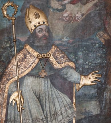 Zdjęcie nr 1: Obraz w formie stojącego prostokąta zamknięty łukiem półkolistym, ujęty grubą ramą z rzeźbionym motywem wieńca laurowego. Na pierwszym planie ukazany jest święty Kwiryn w pozycji klęczącej, zwrócony trzy czwarte w lewo z rozłożonymi szeroko na boki rękami, w prawej dłoni trzyma pastorał. Twarz szeroka o wyraźnych rysach, wydobytych światłocieniem, oczy głęboko osadzone, spoglądające w górę, długi i prosty nos, pełne usta. Głowa okolona jest gęstą brodą oraz długimi i bujnymi włosami. Święty ubrany jest w szarą albę, białą rokietę, drapowaną w równoległe i proste fałdy z podwójnym pasem koronki u spodu, mucet, kapę, rękawice i infułę; na piersi ma zawieszony krzyż pektoralny. Na obraz nałożone są złocone sukienki na: kapę, infułę, rękawice oraz pastorał; kapa ozdobiona jest dekoracją floralną, a infuła kamieniami. Święty przedstawiony jest na tle ciemnozielonego pejzażu z fragmentem skały w prawej części obrazu. Powyżej ukazane jest błękitne niebo, na którym wśród poświaty i rozświetlonych chmur ukazany jest nadlatujący aniołek w czerwonej szarfie z palmą męczeństwa i wieńcem laurowym w dłoniach, otoczony uskrzydlonymi główkami anielskimi. Kolorystyka ciepła, brunatna z przewagą ciemnej zieleni i brązu.