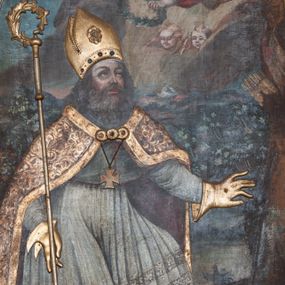 Zdjęcie nr 1: Obraz w formie stojącego prostokąta zamknięty łukiem półkolistym, ujęty grubą ramą z rzeźbionym motywem wieńca laurowego. Na pierwszym planie ukazany jest święty Kwiryn w pozycji klęczącej, zwrócony trzy czwarte w lewo z rozłożonymi szeroko na boki rękami, w prawej dłoni trzyma pastorał. Twarz szeroka o wyraźnych rysach, wydobytych światłocieniem, oczy głęboko osadzone, spoglądające w górę, długi i prosty nos, pełne usta. Głowa okolona jest gęstą brodą oraz długimi i bujnymi włosami. Święty ubrany jest w szarą albę, białą rokietę, drapowaną w równoległe i proste fałdy z podwójnym pasem koronki u spodu, mucet, kapę, rękawice i infułę; na piersi ma zawieszony krzyż pektoralny. Na obraz nałożone są złocone sukienki na: kapę, infułę, rękawice oraz pastorał; kapa ozdobiona jest dekoracją floralną, a infuła kamieniami. Święty przedstawiony jest na tle ciemnozielonego pejzażu z fragmentem skały w prawej części obrazu. Powyżej ukazane jest błękitne niebo, na którym wśród poświaty i rozświetlonych chmur ukazany jest nadlatujący aniołek w czerwonej szarfie z palmą męczeństwa i wieńcem laurowym w dłoniach, otoczony uskrzydlonymi główkami anielskimi. Kolorystyka ciepła, brunatna z przewagą ciemnej zieleni i brązu.