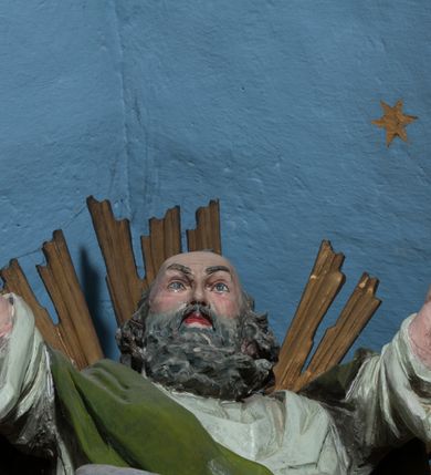 Zdjęcie nr 54: Nastawa ołtarzowa architektoniczna, jednokondygnacyjna, trójosiowa ze zwieńczeniem i z bramkami. Ołtarz prostopadłościenny, drewniany, mensa drewniana z kamiennym portatylem. Antependium w formie leżącego prostokąta ujętego złoconą, profilowaną ramą. W polu obraz malowany olejem na płótnie. W centrum kartusz w kształcie wydłużonego czwórliścia, dekorowany muszlą i wolutami z przedstawieniem pejzażu i widokiem na Golgotę. Po bokach kartusza bujne gałązki kwiatów. Tabernakulum w formie prostopadłościennej skrzynki o wypukłej ścianie frontowej, na profilowanym cokole, zamknięte profilowanym gzymsem, ujęte uszami utworzonymi z liści. Nad drzwiczkami, na gzymsie kartusz z niewielkim krucyfiksem. Powyżej tron wystawienia w formie profilowanej podstawy dekorowanej liśćmi. Na ściance frontowej tabernakulum profilowana rama w kształcie stojącego prostokąta zamkniętego łukiem nadwieszonym, w polu drzwiczki w formie stojącego prostokąta z przedstawieniem kielicha w glorii, powyżej drzwiczek winne grono. 

Nastawa ustawiona na zdwojonym cokole, dekorowanym wijącym się akantem. Osie kondygnacji wydzielone dwiema parami pilastrów oraz ustawionymi ukośnie kolumnami. Podpory dźwigają pełne belkowanie, przerwane nad polem środkowym i wyłamane nad osiami bocznymi, na których skraju ustawiony jest ukośnie przerwany, wolutowy przyczółek. Kolumny o kręconych trzonach, owinięte wicią liści akantu, kapitele korynckie; imposty ustawione pod kątem. W polu środkowym rama w kształcie stojącego prostokąta zamkniętego łukiem półkolistym z obrazem św. Kwiryna. W osiach bocznych płytkie płyciny, zwieńczone konchą z figurami św. Sebastiana po lewej stronie i św. Jana Nepomucena po prawej stronie, ustawionymi na wspornikach. Kondygnacja ujęta jest po bokach szerokimi uszami utworzonymi z liści akantu i karbowanej wstęgi. Fryz nad osiami bocznymi zdobiony kartuszami, we fryzie impostów z dwóch stron rozety; przyłucza osi bocznych dekorowane akantem.

W zwieńczeniu rzeźbiona półpostać Boga Ojca na obłoku z widocznym poniżej fragmentem globu ziemskiego i gołębicą Ducha Świętego; całość ukazana na tle promienistej glorii. Na belkowaniu, na osiach podpór wewnętrznych ustawione są rzeźby: św. Rocha  po lewej stronie i św. Wawrzyńca po prawej, a na zewnętrznych osiach retabulum rzeźby: Karola Boromeusza po lewej stronie i św. Stefana po prawej.

Nastawa ołtarzowa ujęta jest po bokach szerokimi bramkami w kształcie stojących prostokątów z drzwiczkami zamkniętymi półkoliście. Bramki ujęte są pilastrami o kanelowanych trzonach i fantazyjnych kapitelach, wspierających niepełne belkowanie oraz przerwany przyczółek. Nad bramkami ustawione są na cokołach rzeźby: św. Piotra po lewej stronie i św. Pawła po prawej. W polu drzwiczek owalne kartusze z herbem Görgey. W prawym kartuszu opisanym słowami: „BALTHAZAR GÖRGEI SENIOR”. Nad arkadami bramek są muszle, w przyłuczach akant, we fryzie rozety, a przerwany przyczółek dekorowany jest akantem. Struktura w całości polichromowana w odcieniu bladozielonym; ornamentyka, kolumny i profilowania złocone, detale srebrzone.