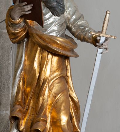 Zdjęcie nr 32: Nastawa ołtarzowa architektoniczna, jednokondygnacyjna, trójosiowa ze zwieńczeniem i z bramkami. Ołtarz prostopadłościenny, drewniany, mensa drewniana z kamiennym portatylem. Antependium w formie leżącego prostokąta ujętego złoconą, profilowaną ramą. W polu obraz malowany olejem na płótnie. W centrum kartusz w kształcie wydłużonego czwórliścia, dekorowany muszlą i wolutami z przedstawieniem pejzażu i widokiem na Golgotę. Po bokach kartusza bujne gałązki kwiatów. Tabernakulum w formie prostopadłościennej skrzynki o wypukłej ścianie frontowej, na profilowanym cokole, zamknięte profilowanym gzymsem, ujęte uszami utworzonymi z liści. Nad drzwiczkami, na gzymsie kartusz z niewielkim krucyfiksem. Powyżej tron wystawienia w formie profilowanej podstawy dekorowanej liśćmi. Na ściance frontowej tabernakulum profilowana rama w kształcie stojącego prostokąta zamkniętego łukiem nadwieszonym, w polu drzwiczki w formie stojącego prostokąta z przedstawieniem kielicha w glorii, powyżej drzwiczek winne grono. 

Nastawa ustawiona na zdwojonym cokole, dekorowanym wijącym się akantem. Osie kondygnacji wydzielone dwiema parami pilastrów oraz ustawionymi ukośnie kolumnami. Podpory dźwigają pełne belkowanie, przerwane nad polem środkowym i wyłamane nad osiami bocznymi, na których skraju ustawiony jest ukośnie przerwany, wolutowy przyczółek. Kolumny o kręconych trzonach, owinięte wicią liści akantu, kapitele korynckie; imposty ustawione pod kątem. W polu środkowym rama w kształcie stojącego prostokąta zamkniętego łukiem półkolistym z obrazem św. Kwiryna. W osiach bocznych płytkie płyciny, zwieńczone konchą z figurami św. Sebastiana po lewej stronie i św. Jana Nepomucena po prawej stronie, ustawionymi na wspornikach. Kondygnacja ujęta jest po bokach szerokimi uszami utworzonymi z liści akantu i karbowanej wstęgi. Fryz nad osiami bocznymi zdobiony kartuszami, we fryzie impostów z dwóch stron rozety; przyłucza osi bocznych dekorowane akantem.

W zwieńczeniu rzeźbiona półpostać Boga Ojca na obłoku z widocznym poniżej fragmentem globu ziemskiego i gołębicą Ducha Świętego; całość ukazana na tle promienistej glorii. Na belkowaniu, na osiach podpór wewnętrznych ustawione są rzeźby: św. Rocha  po lewej stronie i św. Wawrzyńca po prawej, a na zewnętrznych osiach retabulum rzeźby: Karola Boromeusza po lewej stronie i św. Stefana po prawej.

Nastawa ołtarzowa ujęta jest po bokach szerokimi bramkami w kształcie stojących prostokątów z drzwiczkami zamkniętymi półkoliście. Bramki ujęte są pilastrami o kanelowanych trzonach i fantazyjnych kapitelach, wspierających niepełne belkowanie oraz przerwany przyczółek. Nad bramkami ustawione są na cokołach rzeźby: św. Piotra po lewej stronie i św. Pawła po prawej. W polu drzwiczek owalne kartusze z herbem Görgey. W prawym kartuszu opisanym słowami: „BALTHAZAR GÖRGEI SENIOR”. Nad arkadami bramek są muszle, w przyłuczach akant, we fryzie rozety, a przerwany przyczółek dekorowany jest akantem. Struktura w całości polichromowana w odcieniu bladozielonym; ornamentyka, kolumny i profilowania złocone, detale srebrzone.