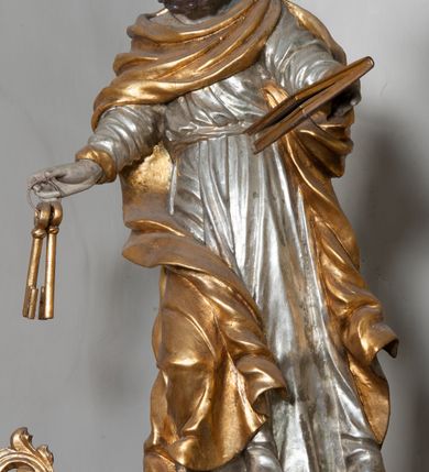 Zdjęcie nr 28: Nastawa ołtarzowa architektoniczna, jednokondygnacyjna, trójosiowa ze zwieńczeniem i z bramkami. Ołtarz prostopadłościenny, drewniany, mensa drewniana z kamiennym portatylem. Antependium w formie leżącego prostokąta ujętego złoconą, profilowaną ramą. W polu obraz malowany olejem na płótnie. W centrum kartusz w kształcie wydłużonego czwórliścia, dekorowany muszlą i wolutami z przedstawieniem pejzażu i widokiem na Golgotę. Po bokach kartusza bujne gałązki kwiatów. Tabernakulum w formie prostopadłościennej skrzynki o wypukłej ścianie frontowej, na profilowanym cokole, zamknięte profilowanym gzymsem, ujęte uszami utworzonymi z liści. Nad drzwiczkami, na gzymsie kartusz z niewielkim krucyfiksem. Powyżej tron wystawienia w formie profilowanej podstawy dekorowanej liśćmi. Na ściance frontowej tabernakulum profilowana rama w kształcie stojącego prostokąta zamkniętego łukiem nadwieszonym, w polu drzwiczki w formie stojącego prostokąta z przedstawieniem kielicha w glorii, powyżej drzwiczek winne grono. 

Nastawa ustawiona na zdwojonym cokole, dekorowanym wijącym się akantem. Osie kondygnacji wydzielone dwiema parami pilastrów oraz ustawionymi ukośnie kolumnami. Podpory dźwigają pełne belkowanie, przerwane nad polem środkowym i wyłamane nad osiami bocznymi, na których skraju ustawiony jest ukośnie przerwany, wolutowy przyczółek. Kolumny o kręconych trzonach, owinięte wicią liści akantu, kapitele korynckie; imposty ustawione pod kątem. W polu środkowym rama w kształcie stojącego prostokąta zamkniętego łukiem półkolistym z obrazem św. Kwiryna. W osiach bocznych płytkie płyciny, zwieńczone konchą z figurami św. Sebastiana po lewej stronie i św. Jana Nepomucena po prawej stronie, ustawionymi na wspornikach. Kondygnacja ujęta jest po bokach szerokimi uszami utworzonymi z liści akantu i karbowanej wstęgi. Fryz nad osiami bocznymi zdobiony kartuszami, we fryzie impostów z dwóch stron rozety; przyłucza osi bocznych dekorowane akantem.

W zwieńczeniu rzeźbiona półpostać Boga Ojca na obłoku z widocznym poniżej fragmentem globu ziemskiego i gołębicą Ducha Świętego; całość ukazana na tle promienistej glorii. Na belkowaniu, na osiach podpór wewnętrznych ustawione są rzeźby: św. Rocha  po lewej stronie i św. Wawrzyńca po prawej, a na zewnętrznych osiach retabulum rzeźby: Karola Boromeusza po lewej stronie i św. Stefana po prawej.

Nastawa ołtarzowa ujęta jest po bokach szerokimi bramkami w kształcie stojących prostokątów z drzwiczkami zamkniętymi półkoliście. Bramki ujęte są pilastrami o kanelowanych trzonach i fantazyjnych kapitelach, wspierających niepełne belkowanie oraz przerwany przyczółek. Nad bramkami ustawione są na cokołach rzeźby: św. Piotra po lewej stronie i św. Pawła po prawej. W polu drzwiczek owalne kartusze z herbem Görgey. W prawym kartuszu opisanym słowami: „BALTHAZAR GÖRGEI SENIOR”. Nad arkadami bramek są muszle, w przyłuczach akant, we fryzie rozety, a przerwany przyczółek dekorowany jest akantem. Struktura w całości polichromowana w odcieniu bladozielonym; ornamentyka, kolumny i profilowania złocone, detale srebrzone.